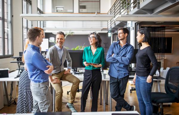 Groupe de personnes en conversation