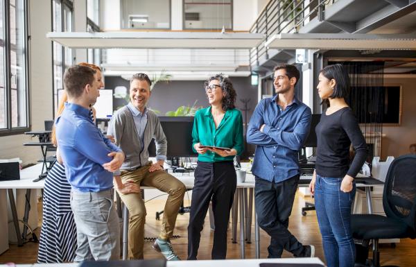 Groupe de personnes en conversation